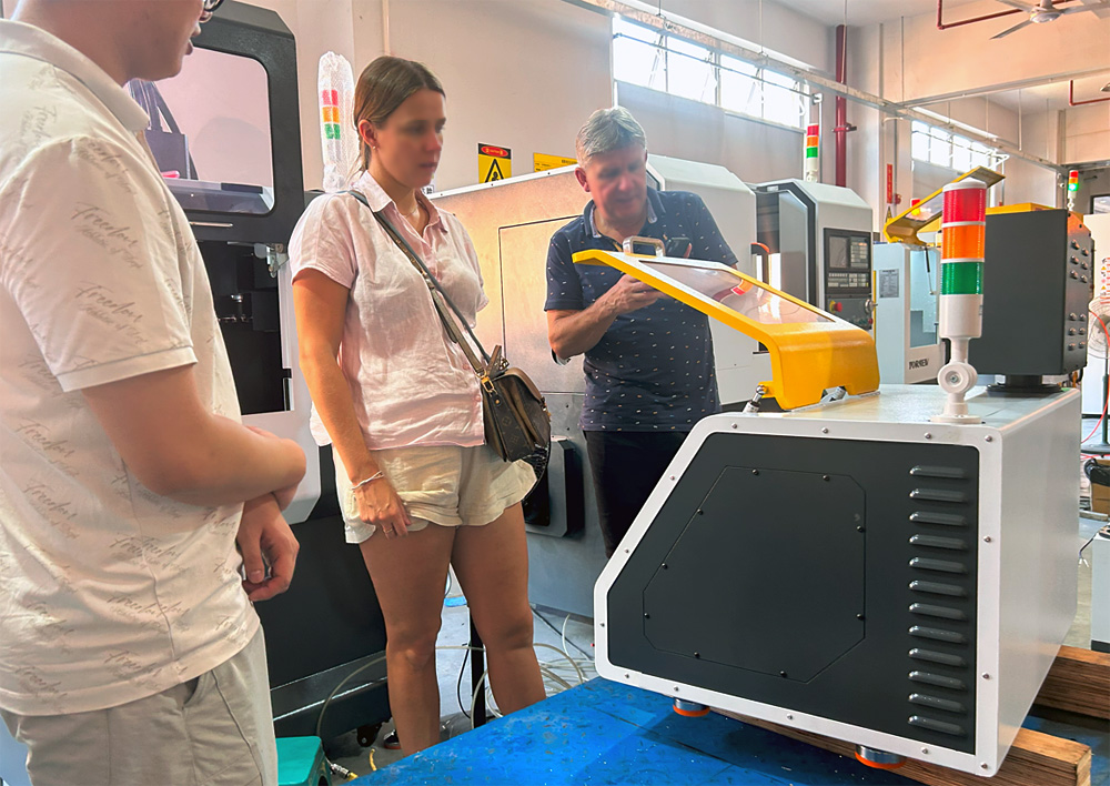 育菁裝備桌面級數(shù)控機(jī)床產(chǎn)車間